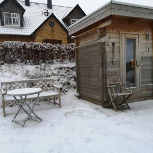 Weißer Schnee und heiße Sauna